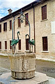 Portogruaro - Il pozzetto di Pilacorte o delle gru (1494), simbolo di Portogruaro con le due gru in bronzo. 